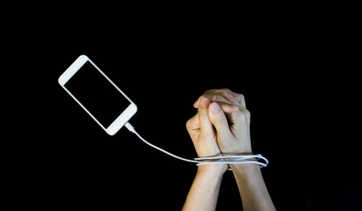 Vietare è più facile che educare - smart phone addiction