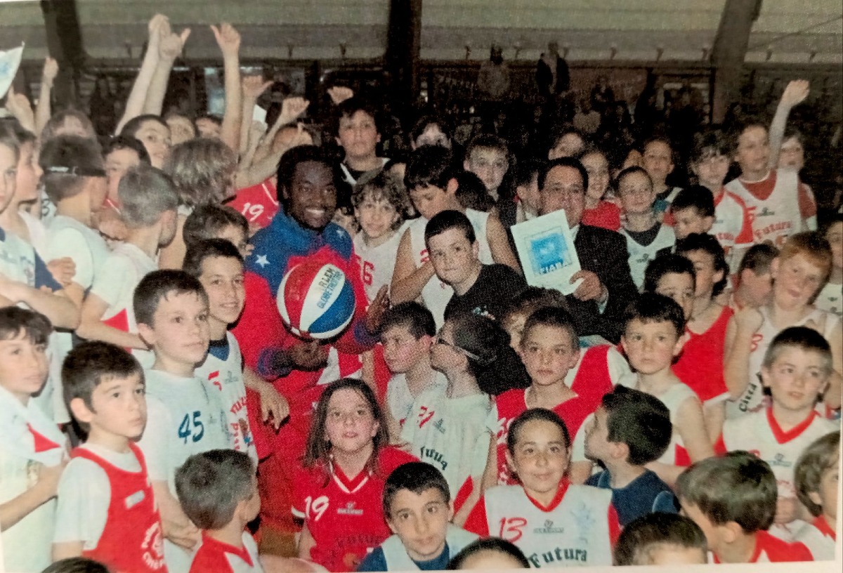 Mi chiamo Giuseppe Trieste - Giuseppe Trieste con un giocatore Globe Trotters tra gli studenti dell'Aquila dopo il terremoto del 2009