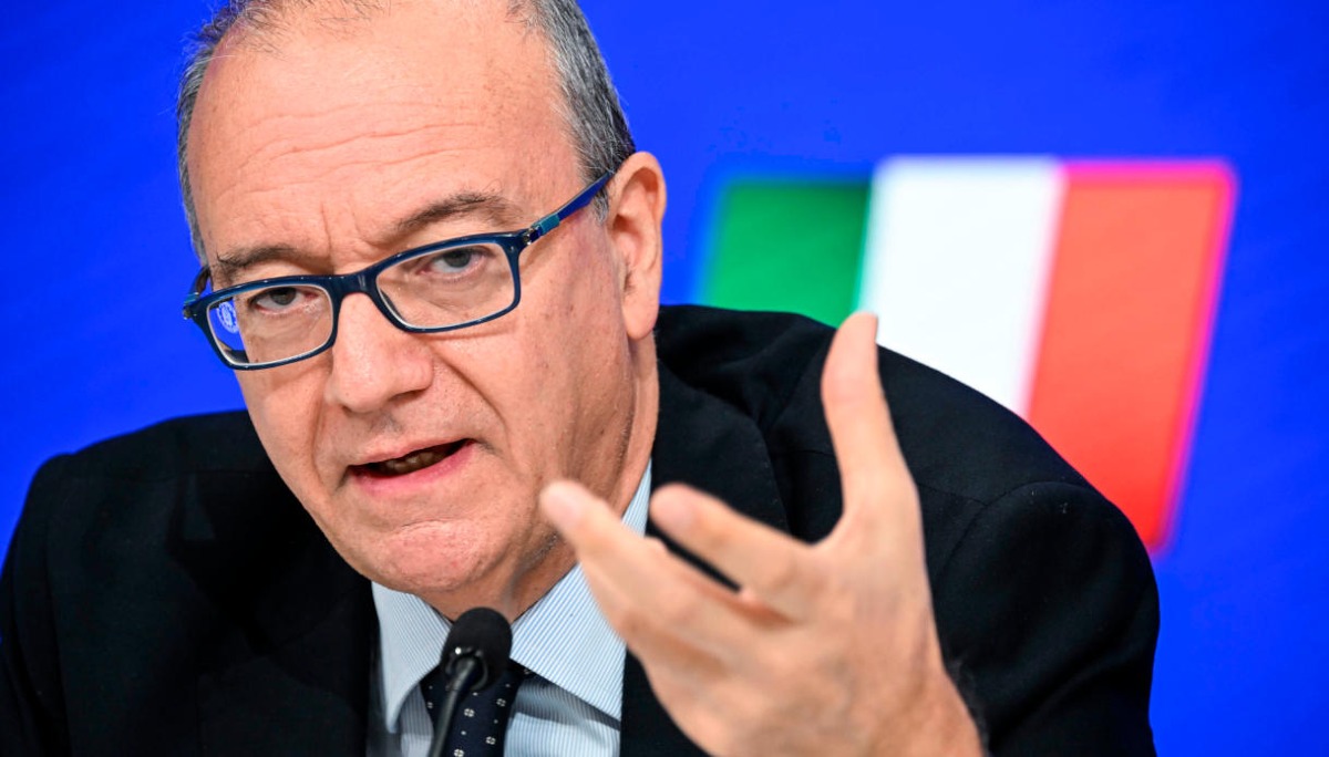 Valditara e i contratti. Scopriamo cosa c'è dietro le parole - 